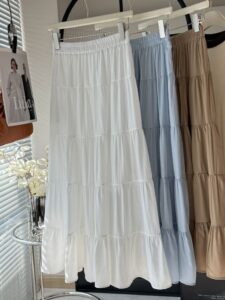 تنورة طويلة واسعة 