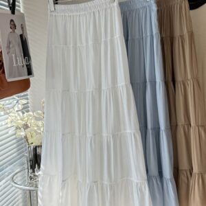 تنورة طويلة واسعة